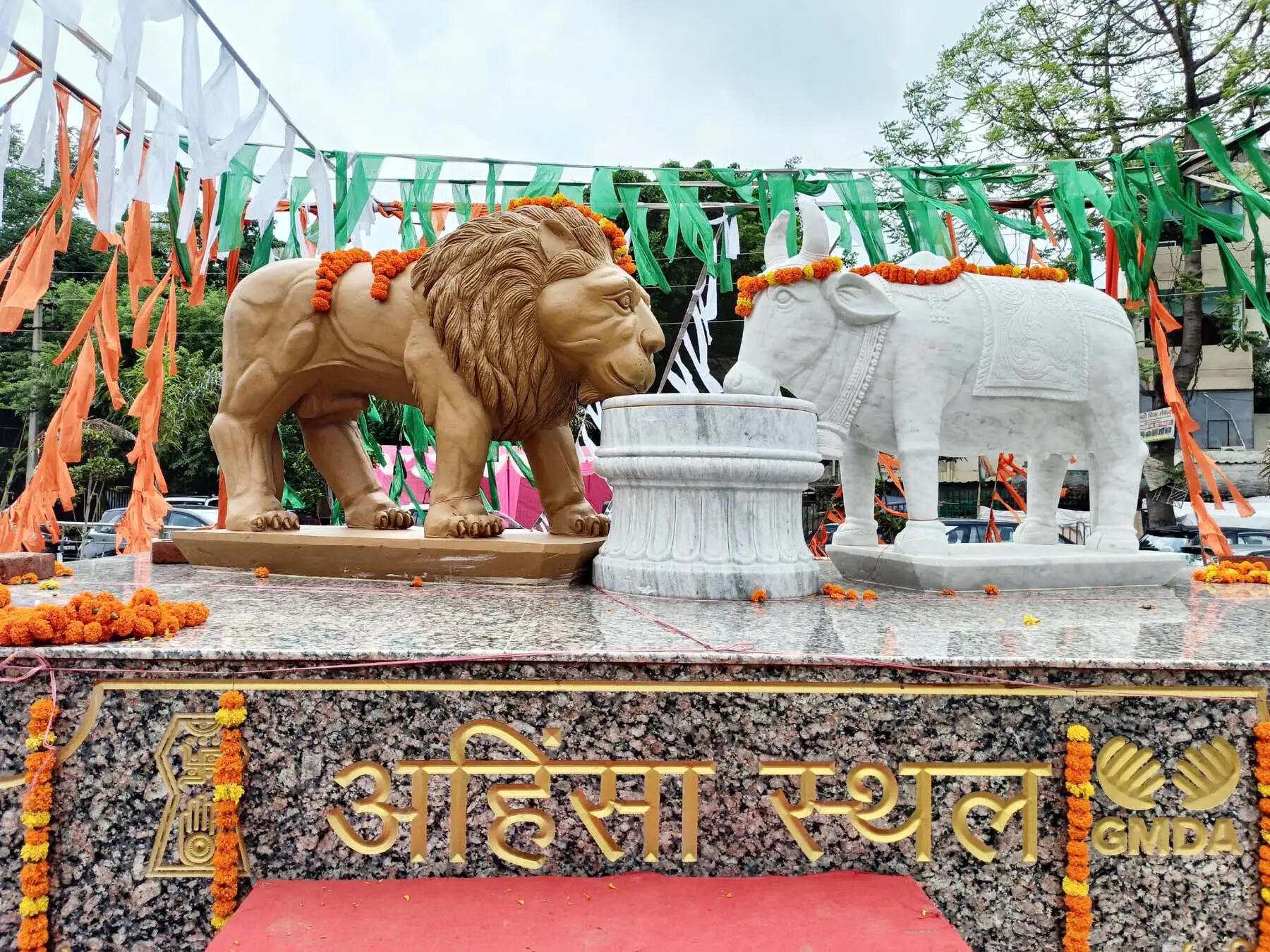 गुरुग्राम: एक साथ पानी पीते शेर-गाय के प्रतीक से अहिंसा स्थल देगा जीओ और जीने दो का संदेश