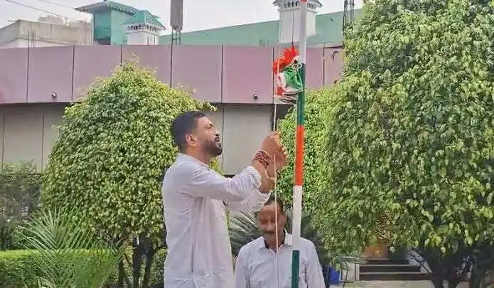 स्वतंत्रता दिवस पर उत्तर बंगाल में देशभक्ति का संदेश, शंकर घोष और निशीथ प्रामाणिक ने फहराया तिरंगा