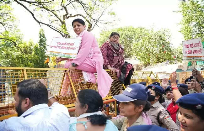 स्कूल फीस वृद्धि के खिलाफ महिला कांग्रेस ने शिक्षा मंत्री आवास का घेरा