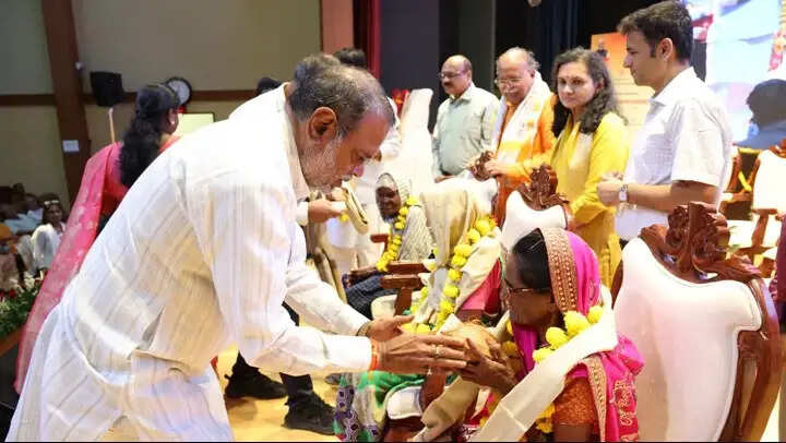 वृद्धजन हमारी अमूल्य धरोहर, उनके अनुभव और आशीर्वाद से समृद्ध होता समाज : मंत्री कुशवाह
