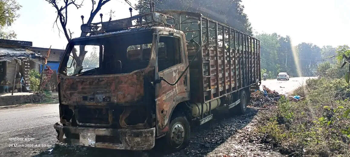 दोना पत्तल का सामान लेकर जा रहे सीएनजी डीसीएम में लगी आग,चालक ने कूद कर बचाई जान