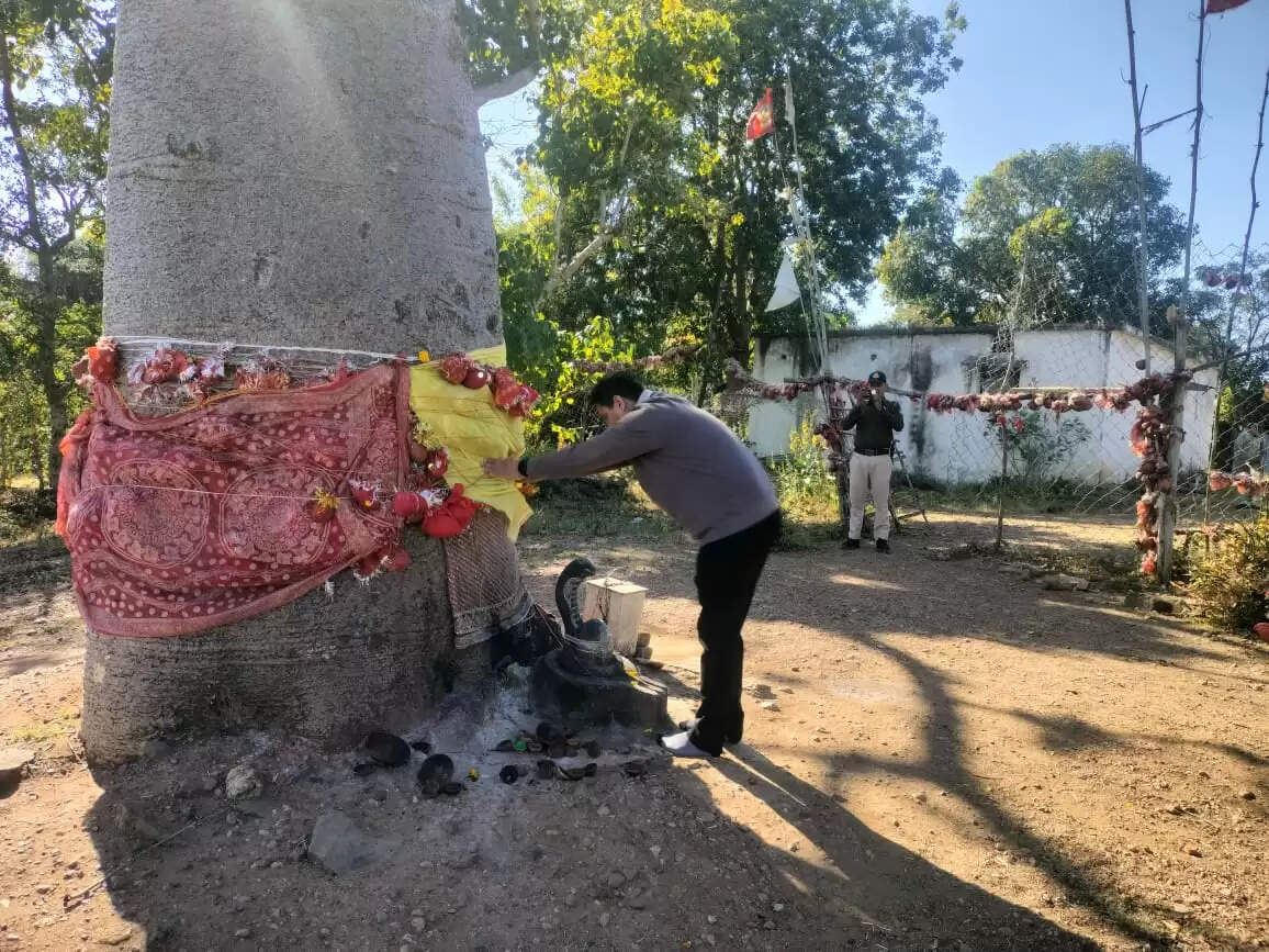 अनूपपुर: पुष्पराजगढ़ तहसील कार्यालय एवं उपार्जन केंद्र का कलेक्टर ने किया निरीक्षण