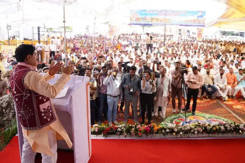 प्रधानमंत्री मोदी ने सार्वजनिक जीवन के 25 वर्षों में सेवा भाव को भी किया चरितार्थ : मोहन यादव