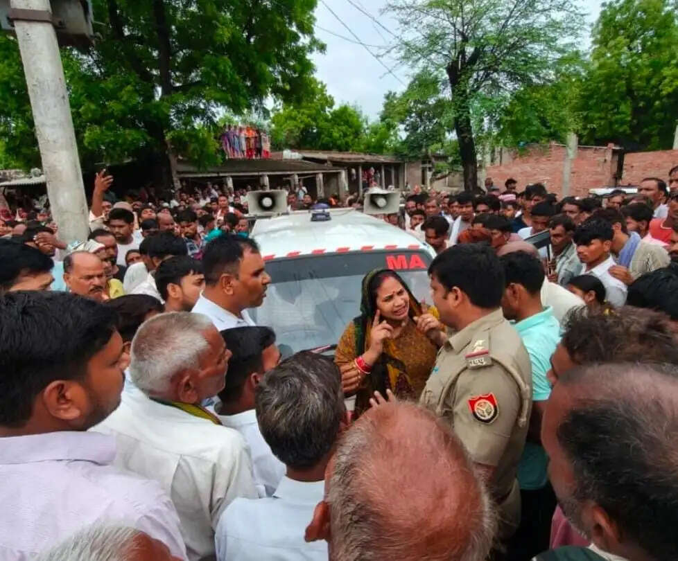 ट्रक की टक्कर से युवक की मौत, शव रखकर तीन घंटे तक जाम, प्रशासन के आश्वासन पर माने परिजन