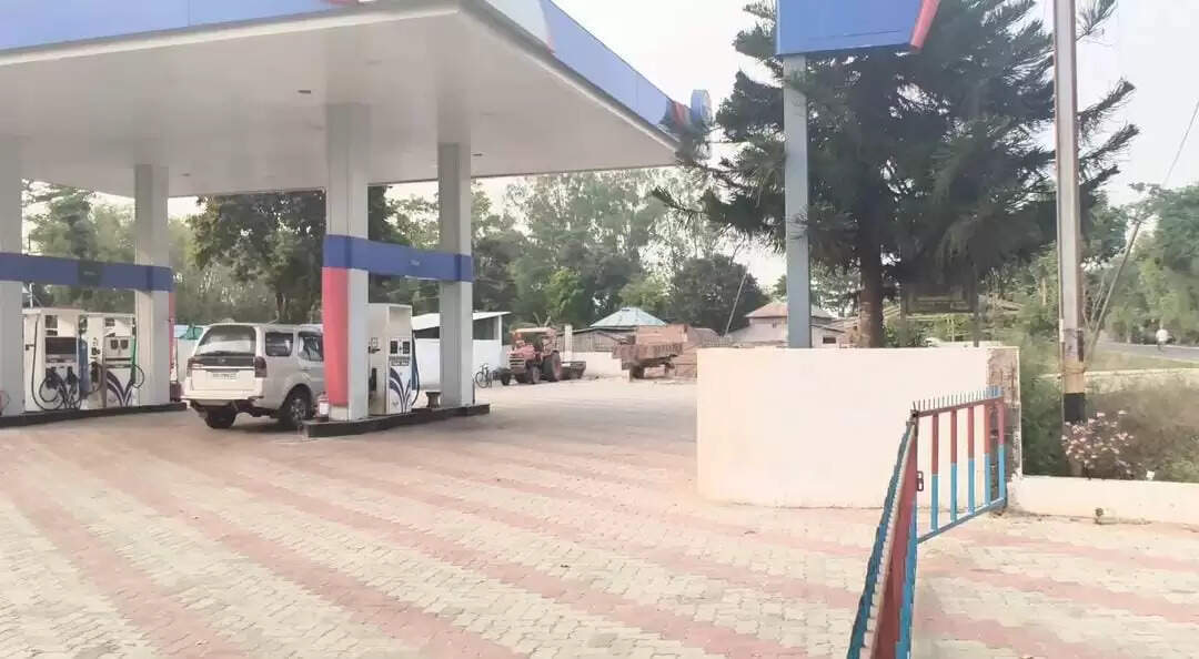 वीरपुर में पेट्रोल संकट, चार पेट्रोल पंप बंद; 130–140 रुपये में कालाबाजारी की चर्चा