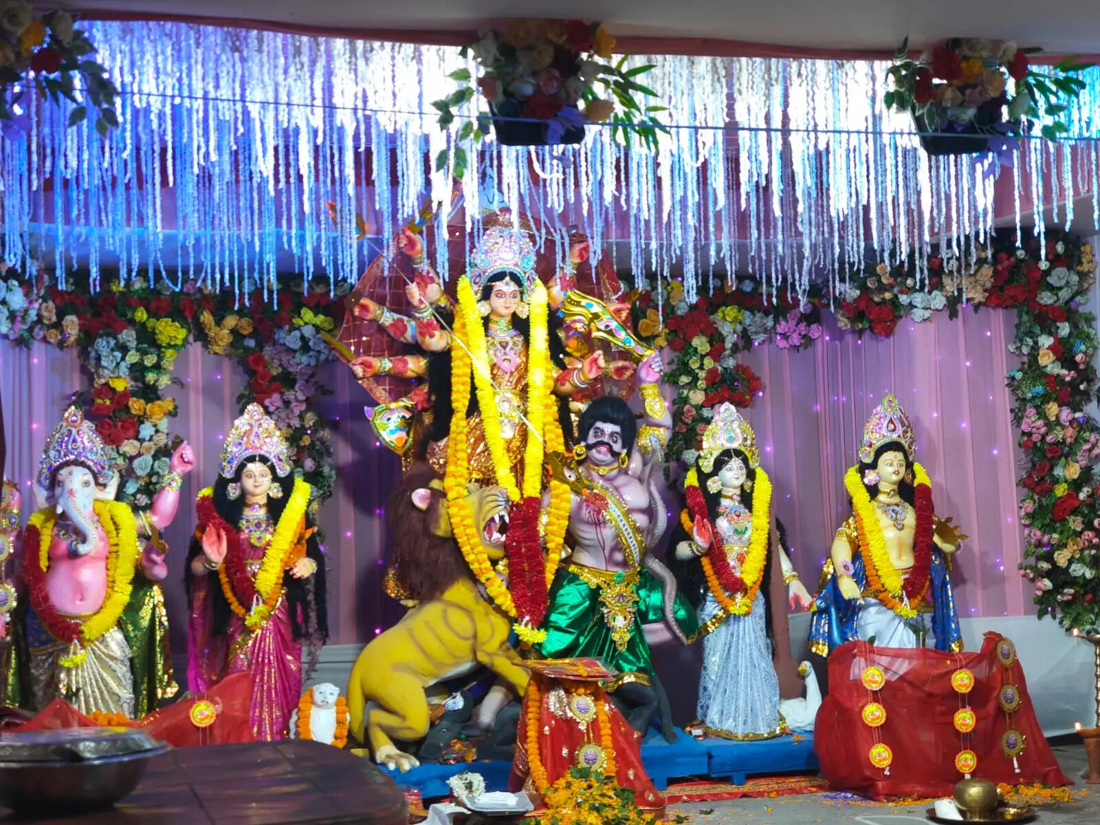 सप्तमी पर पूजा देखने के लिए लोगों की उमड़ी भीड़