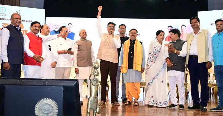 राष्ट्रीय हथकरघा दिवस पर प्रदेशस्तरीय बुनकर सम्मेलन एवं स्वदेशी प्रदर्शनी में शामिल हुए वित्त मंत्री ओपी चौधरी