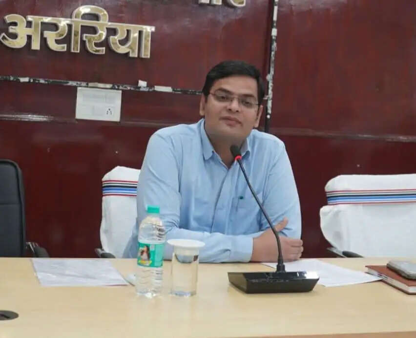 डीएम ने लापरवाह पांच राजस्व कर्मचारियों के खिलाफ की कार्रवाई