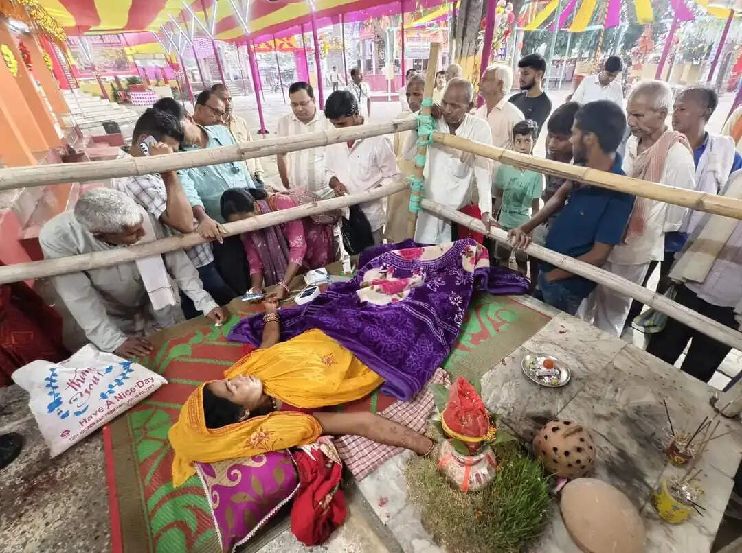 व्रत के दौरान कलश पूजा कर रही महिला की तबीयत बिगड़ी, डॉक्टरों ने दी इलाज कराने की सलाह