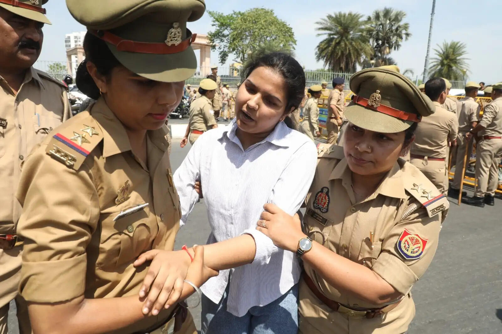 लखनऊ में 1076 हेल्पलाइन के कर्मचारियों ने किया प्रदर्शन, मुख्यमंत्री आवास की ओर कूच करने पर पुलिस ने रोका