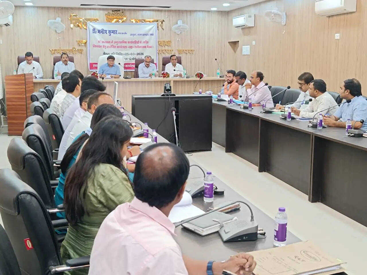 अनुशासनिक मामले जल्द निपटने की प्रमंडलीय आयुक्त ने दी चेतावनी