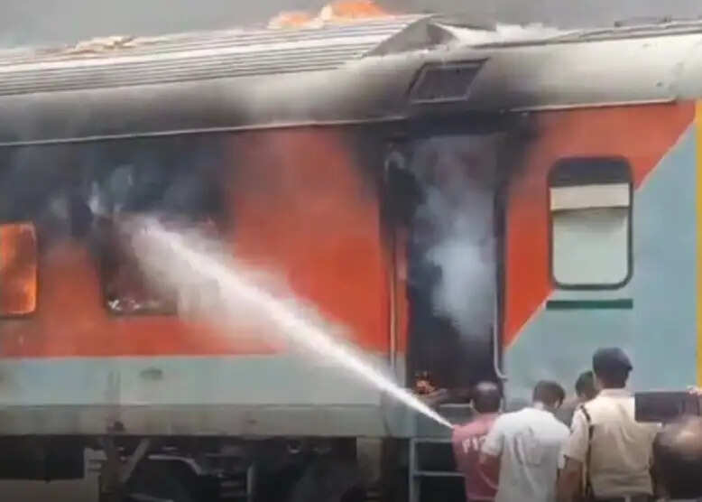 अहमदाबाद के कालीगाम रेलवे यार्ड में साबरमती एक्सप्रेस के कोच में लगी आग, हादसा टला