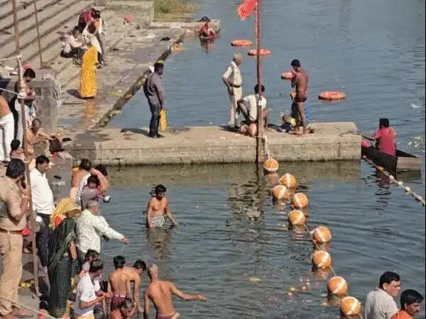मप्र:&nbsp;तीन दुर्लभ संयोग में सर्वपितृ अमावस्या आज, शिप्रा-नर्मदा घाटों पर उमड़े श्रद्धालु