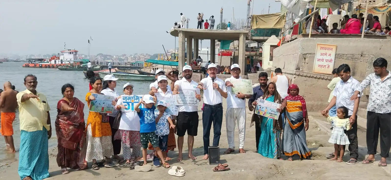 नमामि गंगे ने मणिकर्णिका तीर्थ पर चलाया स्वच्छता अभियान,गंगा की निर्मलता का दिया संदेश