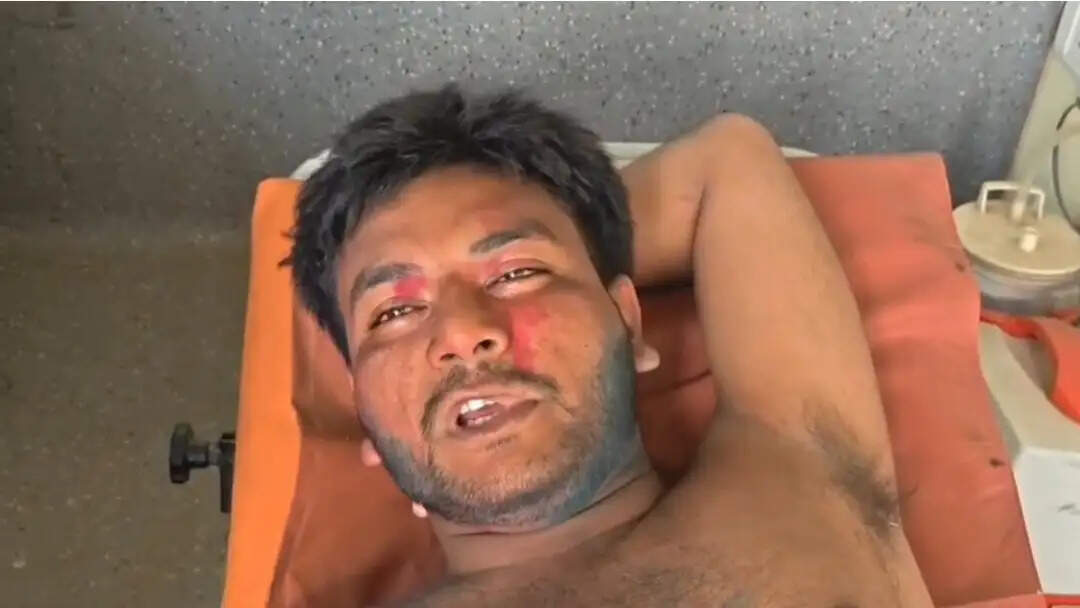 दाउदपुर में रंग फेंकने के विवाद में युवक को मारा चाकू