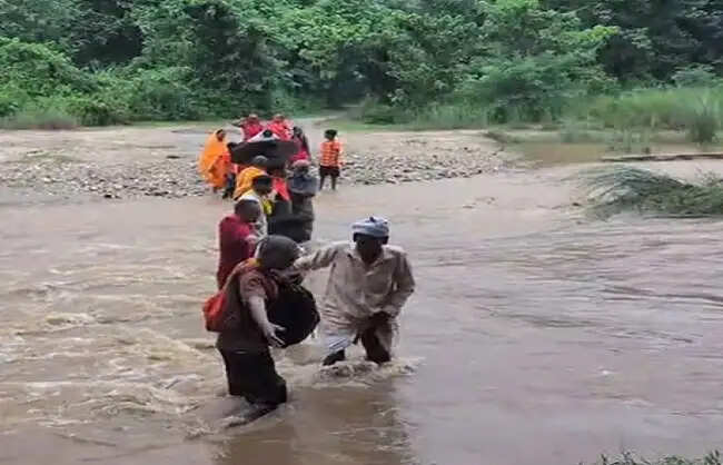 नेपाल से लौट रहे 11 श्रद्धालु तमसा नदी में फंसे, स्थानीय युवाओं ने मानव श्रृंखला बनाकर बचाई जान