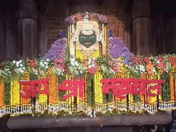 सावन के अंतिम सोमवार शिवालयों में उमड़ा आस्था का सैलाब,&nbsp;भोजेश्वर महादेव का 6 क्विंटल फूलों से महाकाल स्वरूप में श्रृंगार