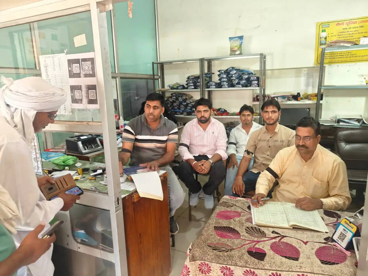हिसार : सहकारी विपणन समितियों के कर्मचारियों ने दूसरे दिन भी काली पट्टी बांध जताया रोष