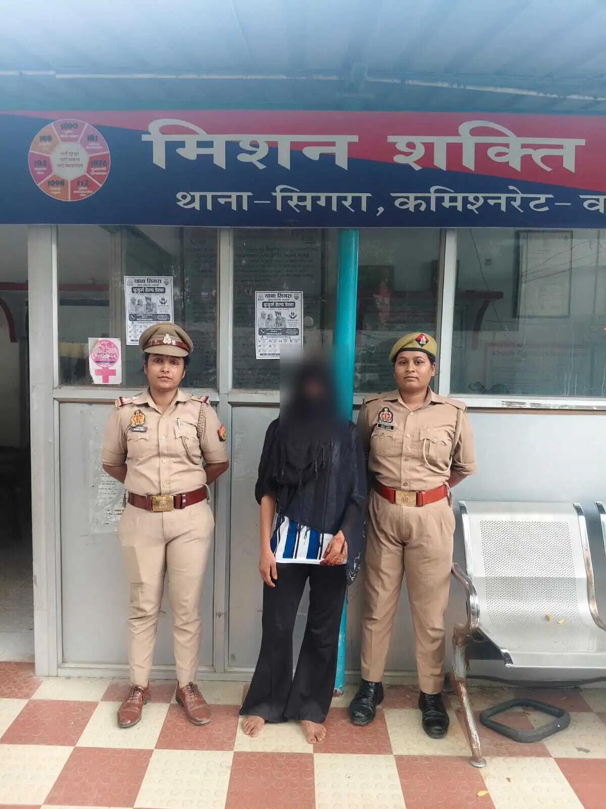वाराणसी : यात्रियों से अश्लील इशारे करने वाली युवती को पुलिस ने पकड़ा