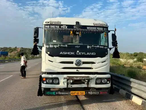 खड़े ट्रेलर में घुसा दूसरा ट्रेलर, ड्राइवर की मौत