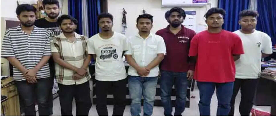 ऑनलाइन ठगी गिरोह का पर्दाफाश, आठ गिरफ्तार