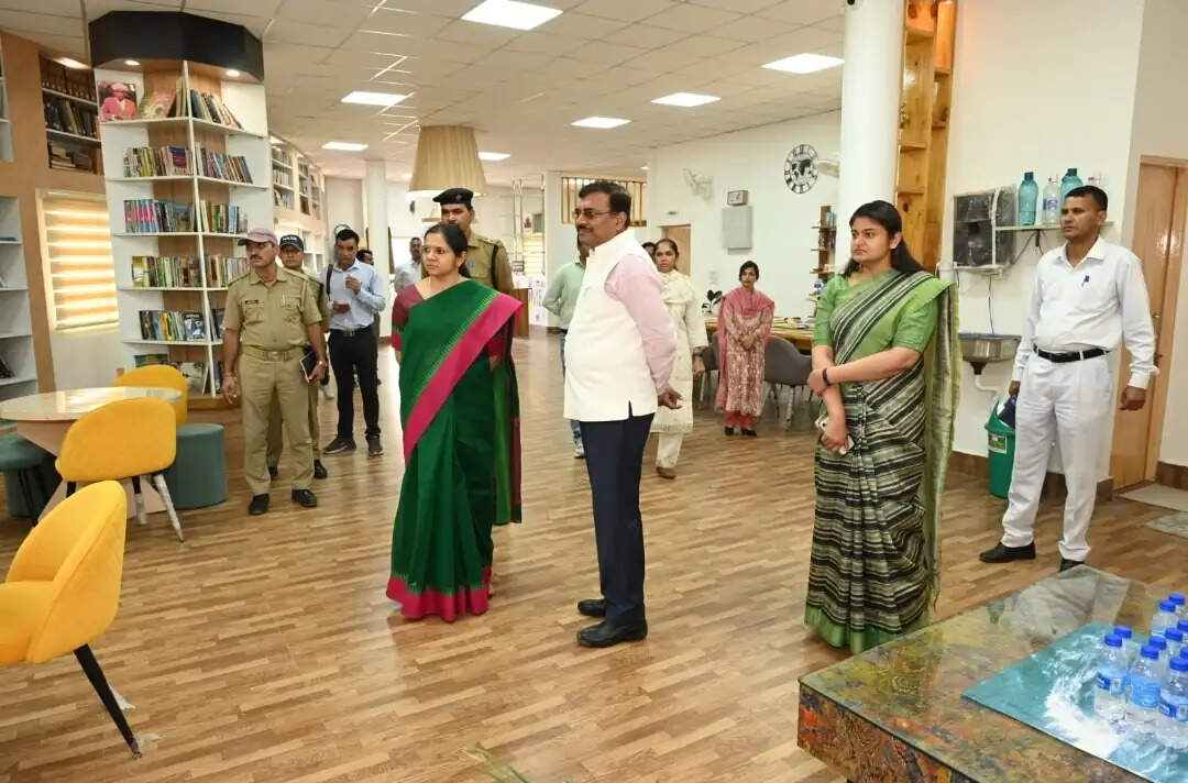 टिहरी दौरे पर मुख्य सचिव आनन्द बर्द्धन, स्कूल-आंगनबाड़ी से लेकर स्टेडियम तक व्यवस्थाओं का लिया जायजा