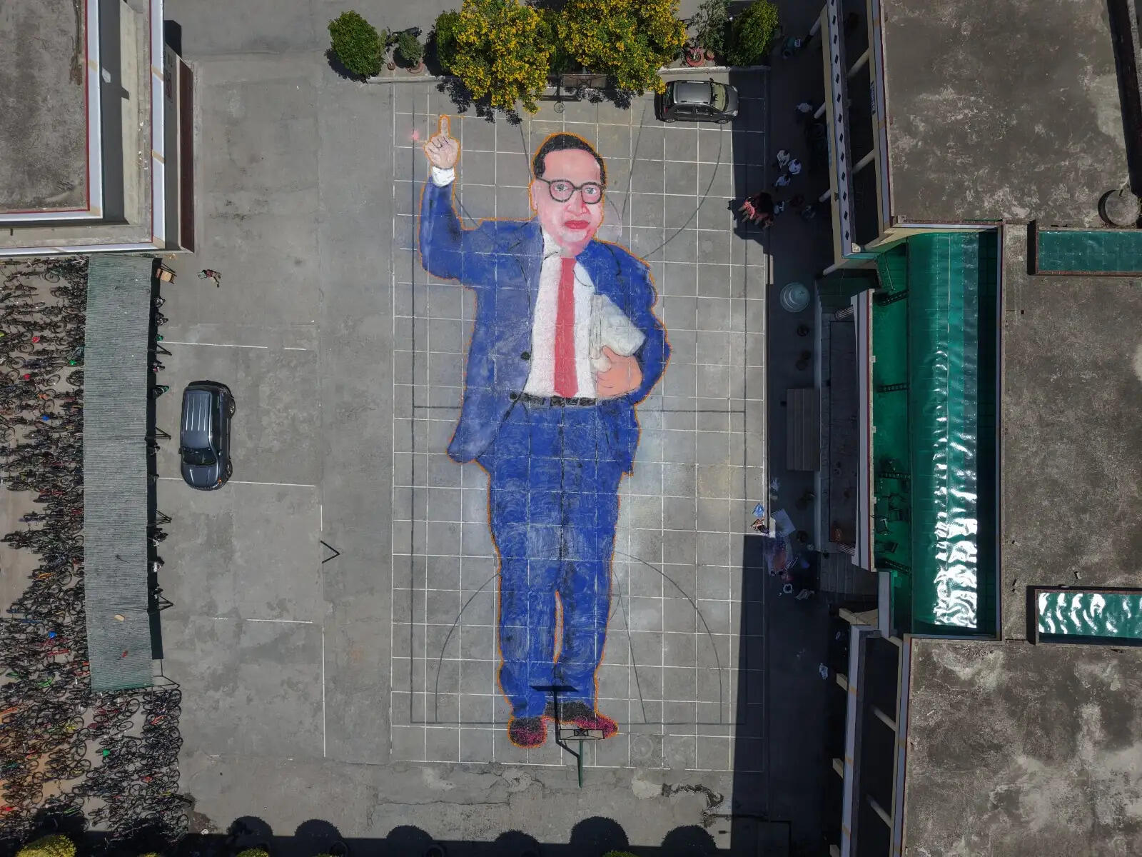 मुरादाबाद में भारत रत्न डॉ अंबेडकर का 36 फिट का चित्र बनाया