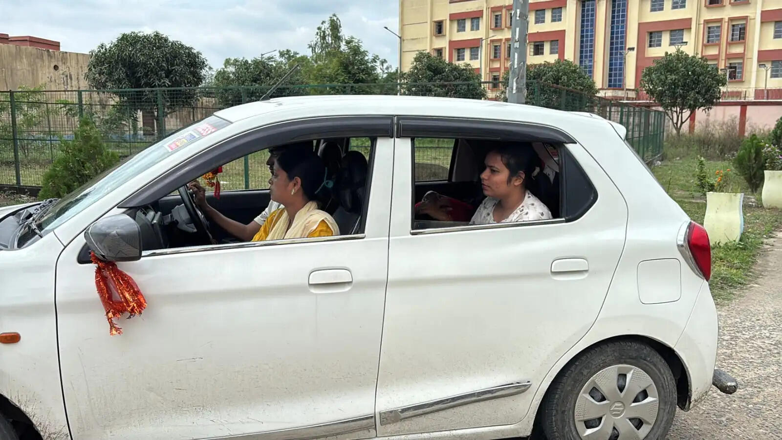 सिमराहा इंजीनियरिंग कॉलेज में छात्रा की तबीयत बिगड़ी, वाहन नहीं मिलने पर छात्रों का हंगामा