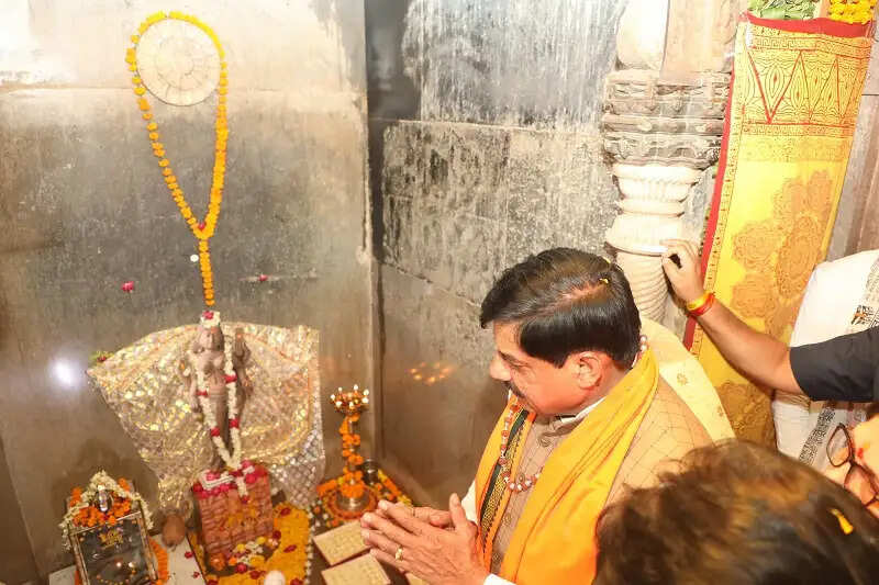 मप्र के मुख्यमंत्री पहुंचे धार की ऐतिहासिक भोजशाला, मां वाग्देवी के दर्शन कर की पूजा