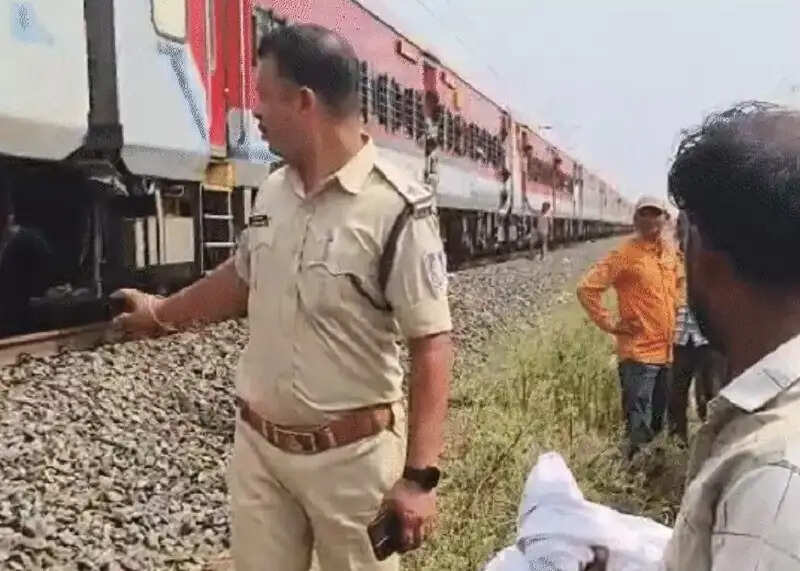 मप्र के शुजालपुर में गोवा-एक्सप्रेस ने मेंटेनेंस ट्रॉली को मारी टक्कर, दो रेलकर्मियों की मौत