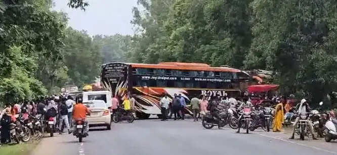 बोरगांव पुल के पास यात्री बस व ट्रक की आमने-सामने की टक्कर में 12 यात्री घायल
