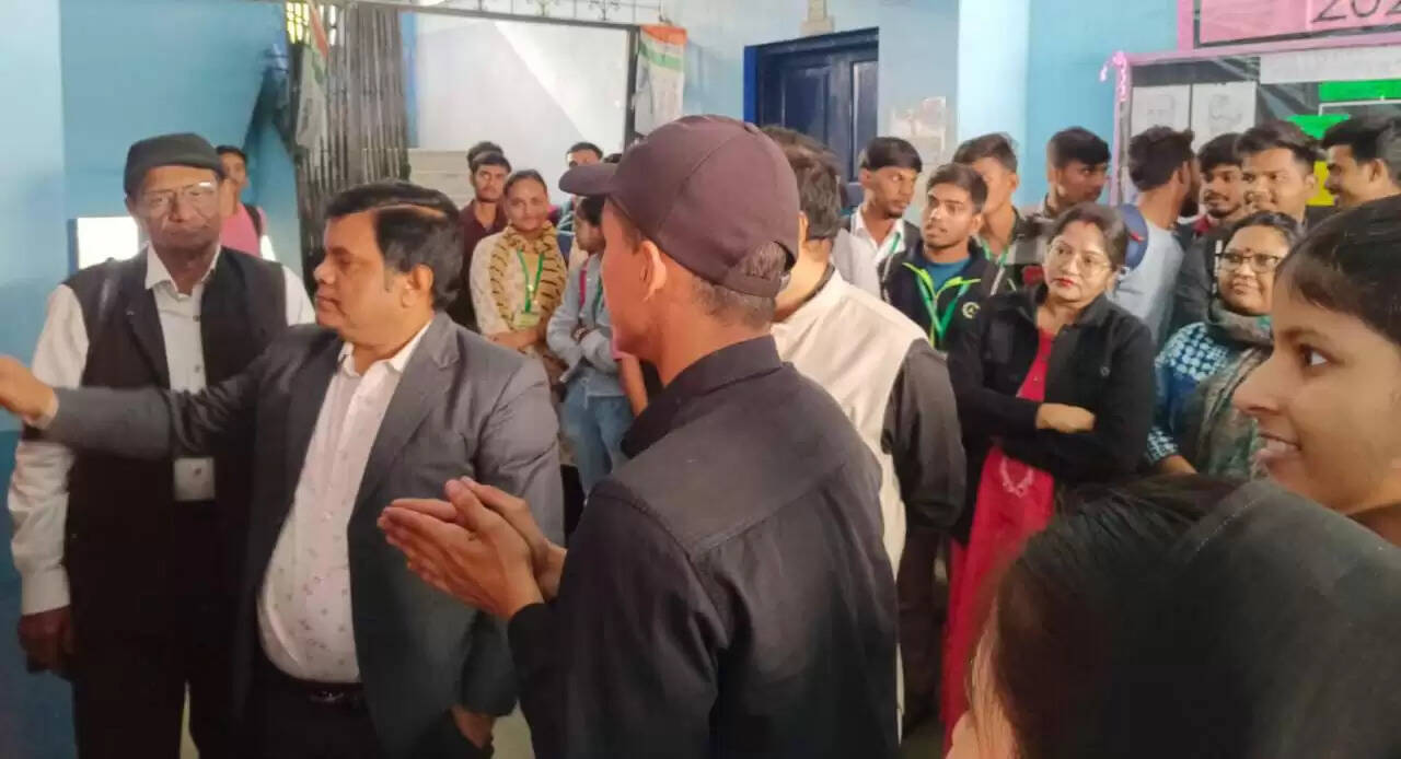 लालबाबा कॉलेज में मैथिलीशरण गुप्त की पुण्यतिथि पर दीवार-पत्रिका का अनावरण