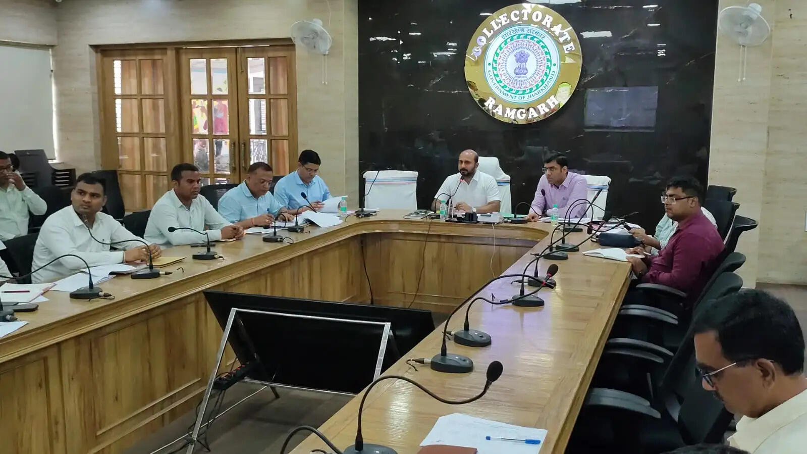 विकास योजनाओं में लाएं तेजी, अगली बैठक से पहले पूरा हो 50 प्रतिशत काम : डीसी