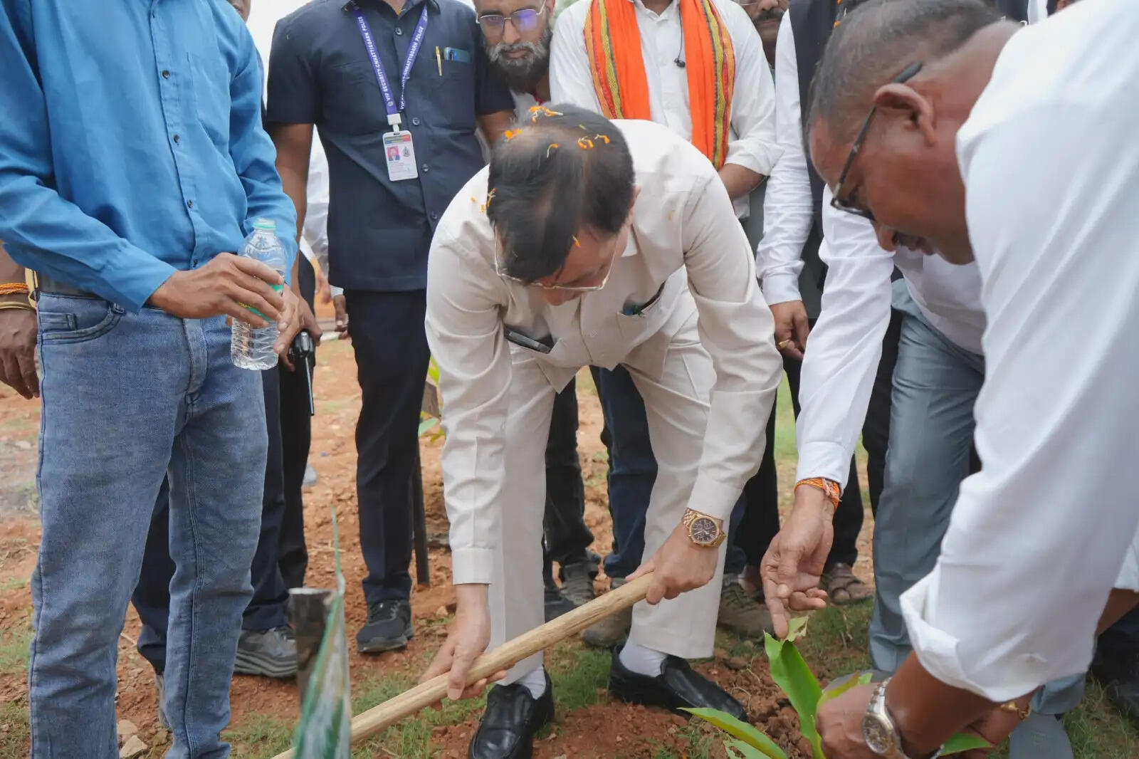 मंत्री लखन लाल देवांगन ने किया पौधरोपण, दिया पर्यावरण संरक्षण का संदेश