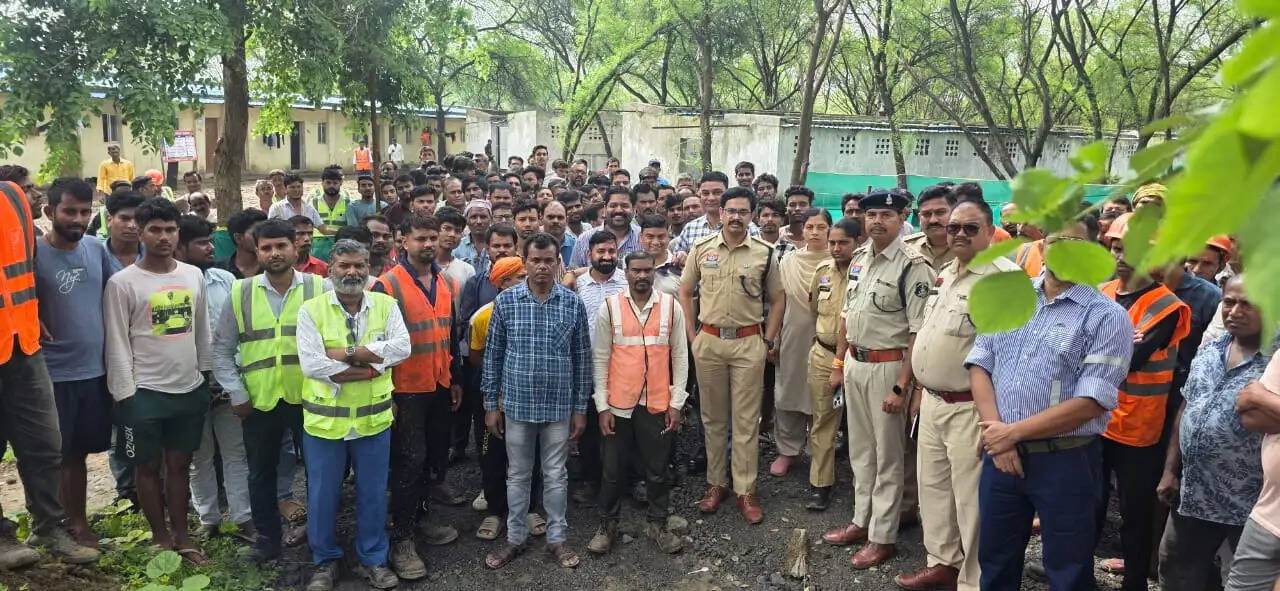 जांजगीर-चांपा में प्रवासी मजदूरों की 12 घंटे तक चली पहचान परेड, 300 मजदूरों का हुआ सत्यापन