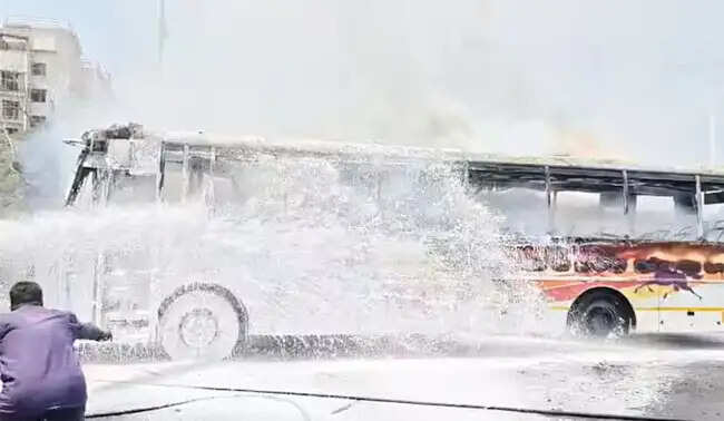 डिपो में खड़ी बस में लगी आग, 15 यात्री बाल-बाल बचे