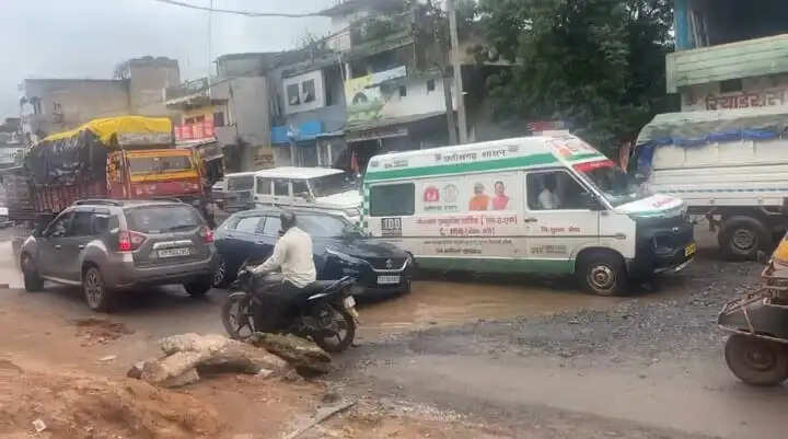 सरगुजा: सीतापुर क्षेत्र में राष्ट्रीय राजमार्ग-43 पर बने गहरे गड्ढे, एम्बुलेंस फंसी और राहगीर चोटिल