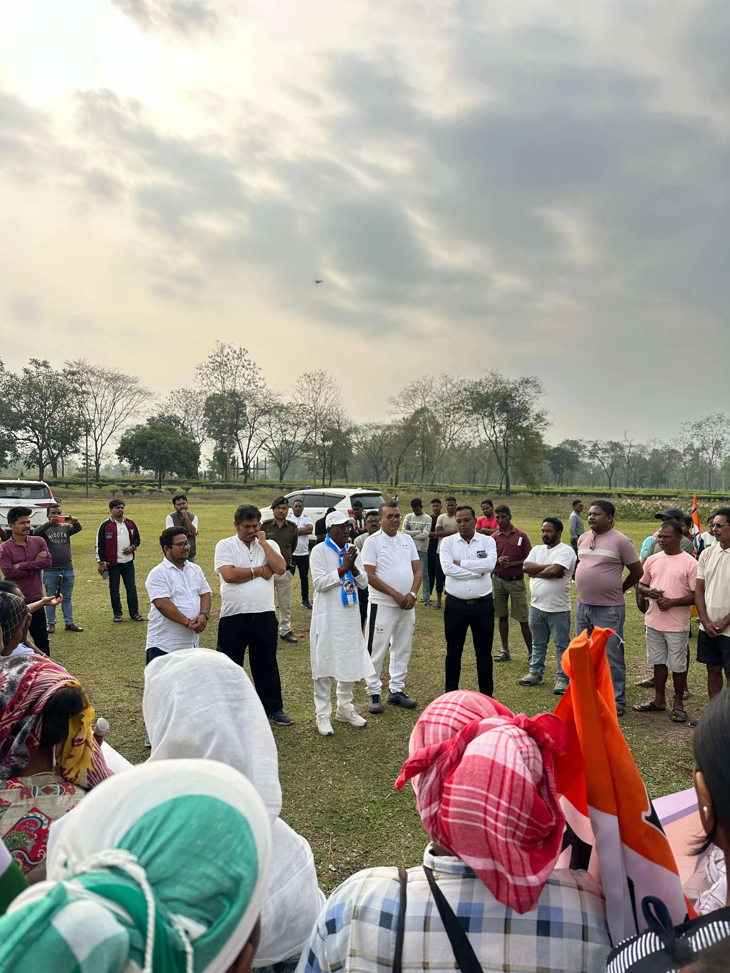 चाय श्रमिकों से मिले तृणमूल प्रत्याशी शंकर मालाकार, मांगा समर्थन