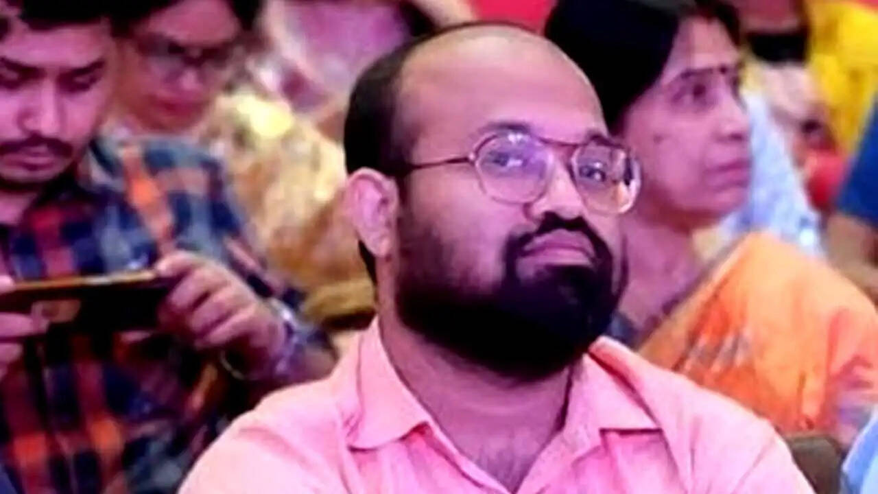 आरजी कर कांड के बाद विवादों में आए चिकित्सक अभीक डे के खिलाफ विभागीय जांच के आदेश