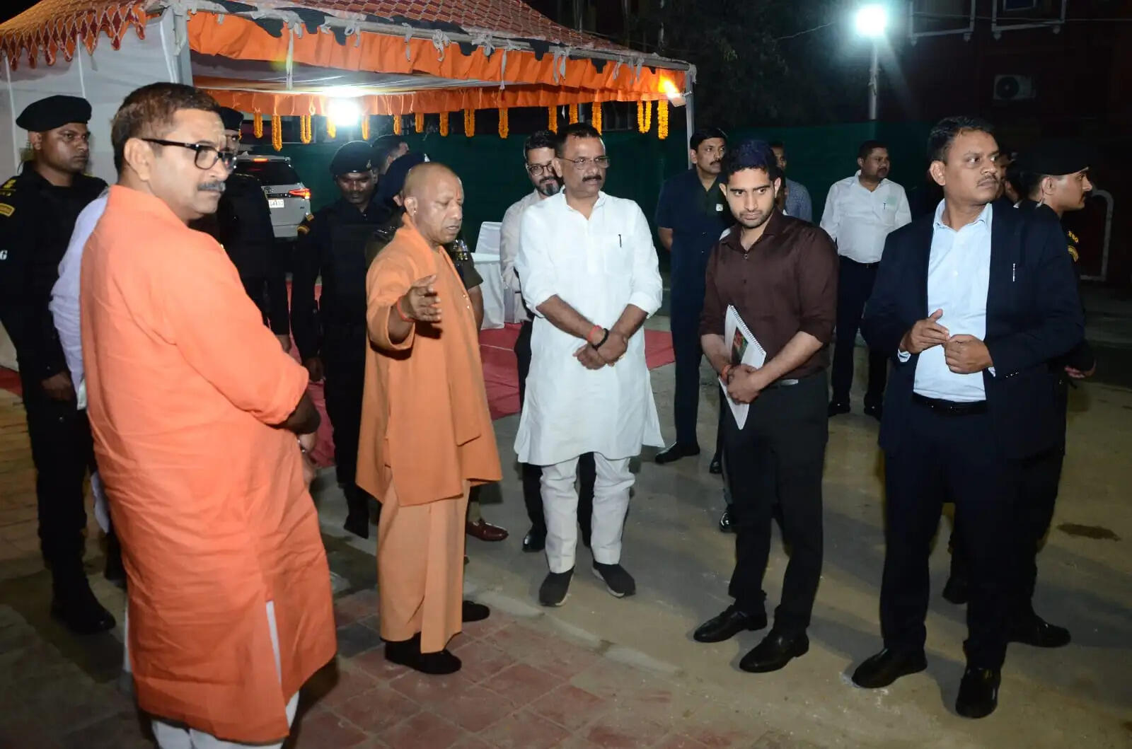 वाराणसी में मुख्यमंत्री ने सीएम ग्रिड्स योजना में सिगरा फल मंडी रोड के कायाकल्प को परखा