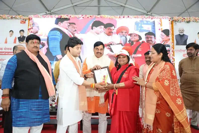 डाक विभाग को सबसे बड़ी लाजिस्टिक शक्ति के रूप में करेंगे स्थापित: केन्द्रीय मंत्री सिंधिया