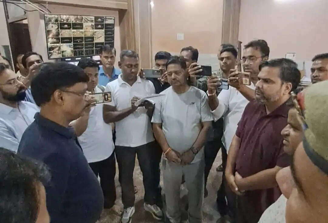 हाथरस के जिलाधिकारी सीएचसी और नगर पंचायत का किया औचक निरीक्षण, अव्यवस्था देख जताई नाराजगी