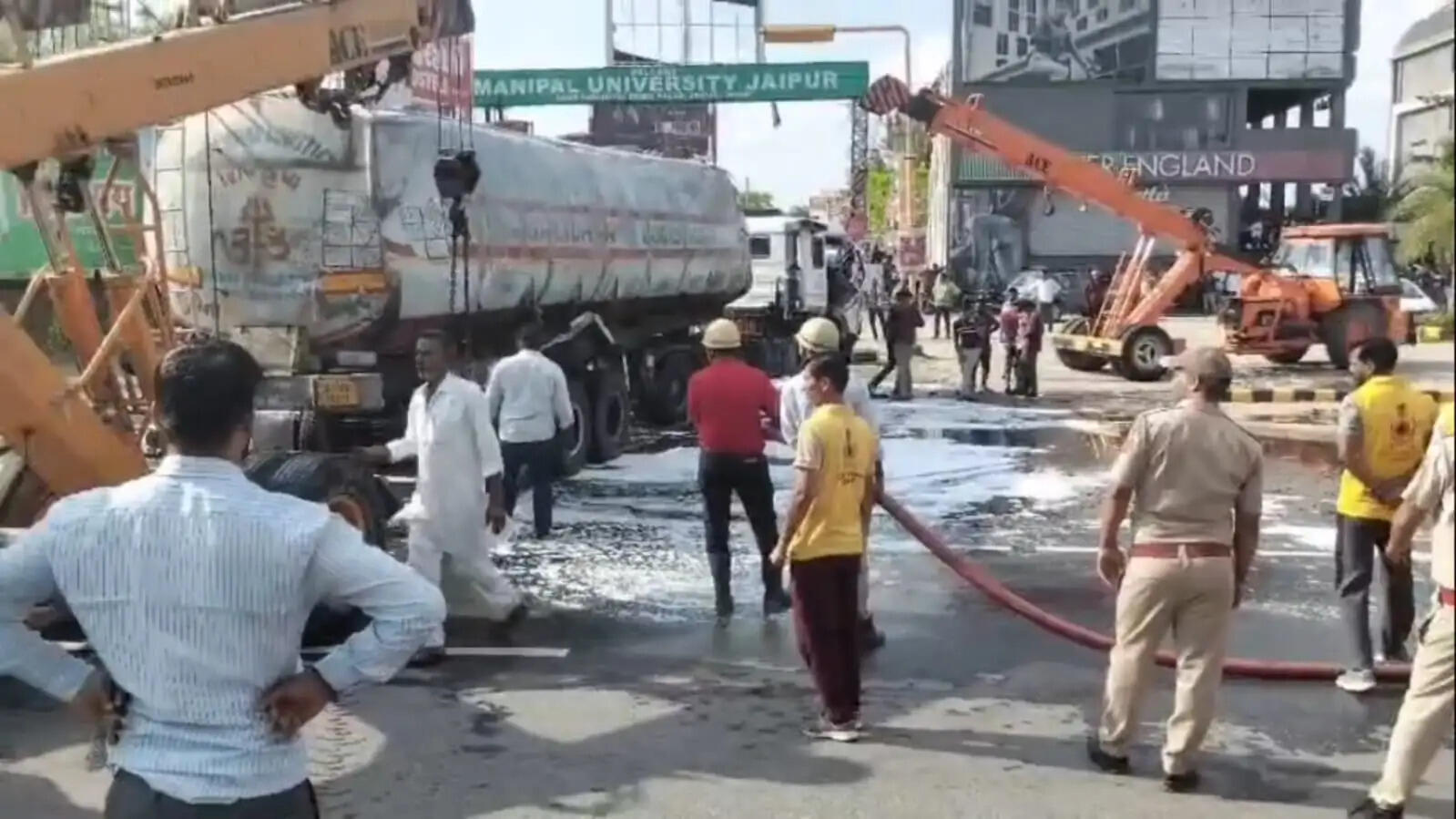 केमिकल टैंकर पलटने से गैस रिसाव