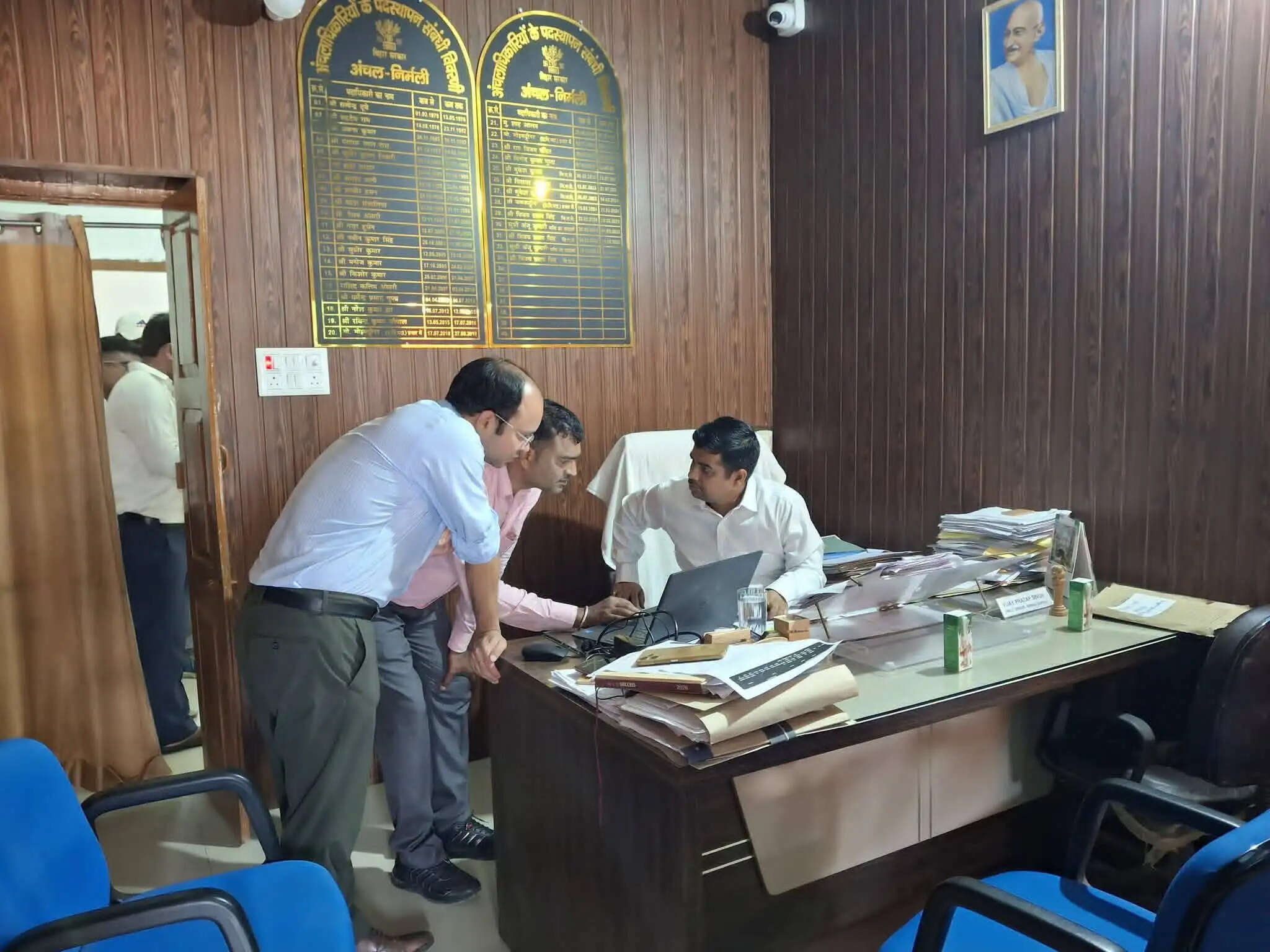 निर्मली अंचल कार्यालय का डीएम ने किया औचक निरीक्षण