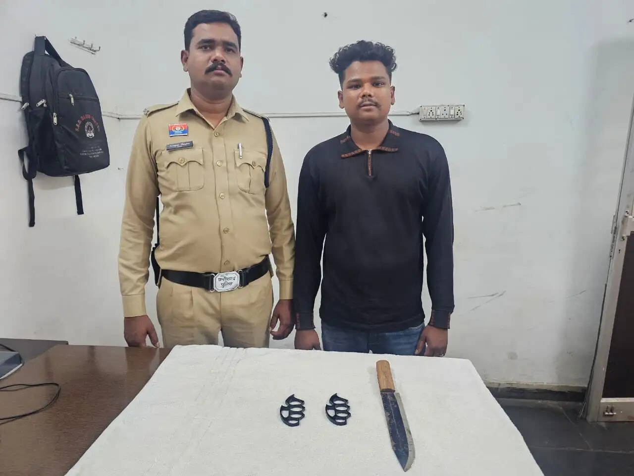 रायपुर : धारदार चाकू व दो नग पंच के साथ आरोपित गिरफ्तार