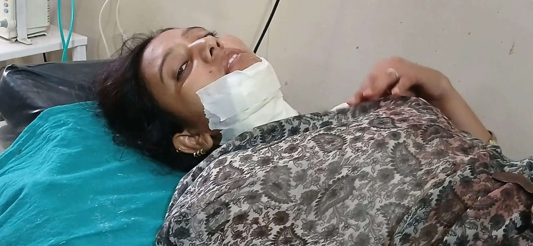 ब्लेड से हमला कर विवाहिता को किया गंभीर घायल, आरोपी फरार