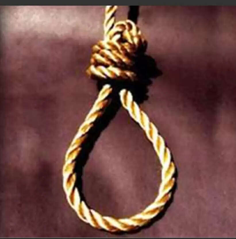 विद्यालय प्रबंधक के पति का शव फंदे से लटका मिला, जाँच जारी