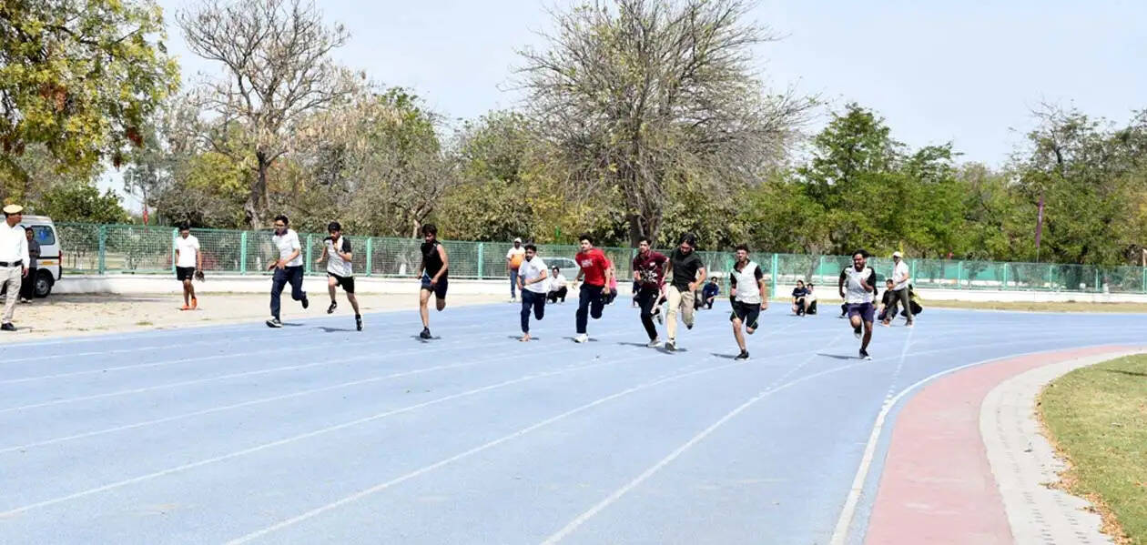 हिसार : शिक्षा के साथ-साथ खेलकूद प्रतियोगिताओं में भी बढ़-चढ़ कर भाग लें विद्यार्थी : प्रो. बीआर कम्बोज