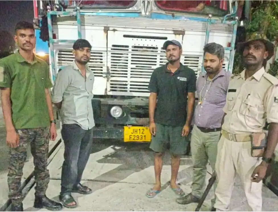 नवादा में खनन विभाग की बड़ी कार्रवाई, पांच वाहन जब्त, 51.61 लाख का जुर्माना