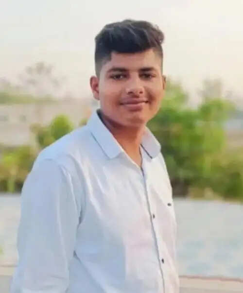 तेज रफ्तार पिकअप की टक्कर से एक छात्र की हुई मौत, एक घायल